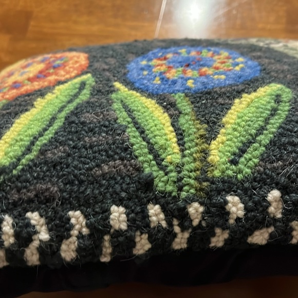 100% Wool Hooked Penny Flower Cat Pillow - Picture 3 of 6